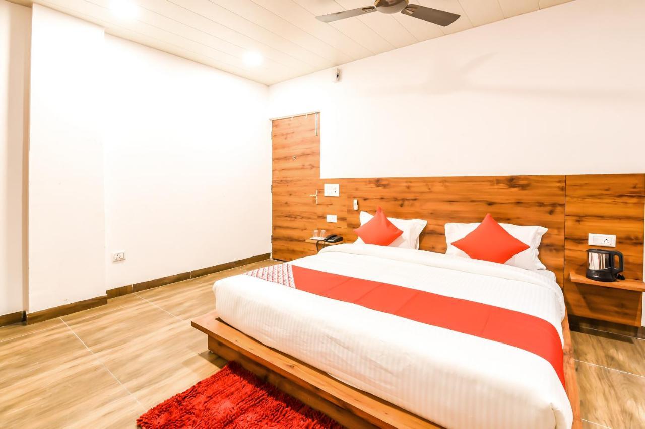 CAPITAL O 19133 Oak Tree Hotell New Delhi Eksteriør bilde